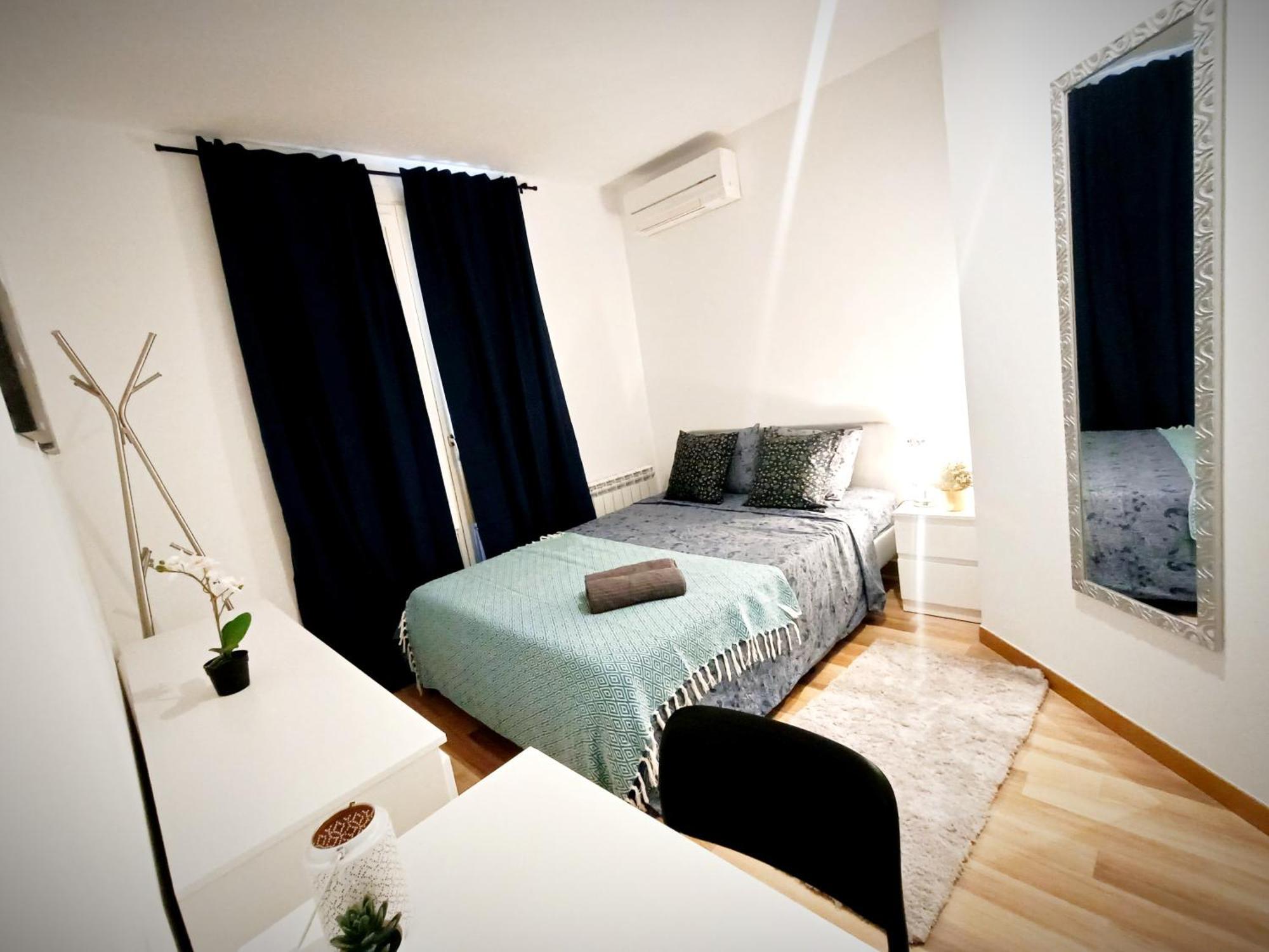 Private Rooms By La Rambla Barcelona Exterior photo