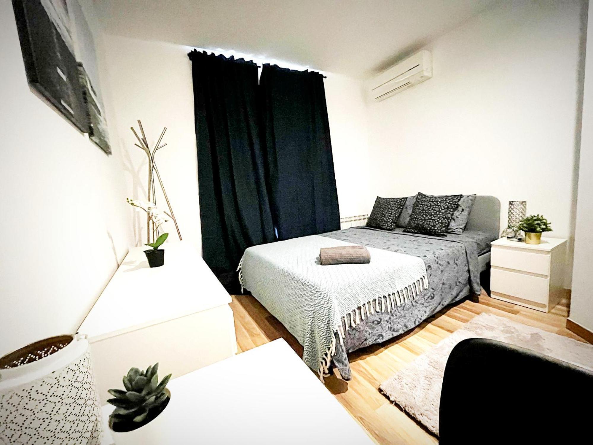 Private Rooms By La Rambla Barcelona Exterior photo